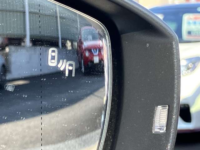 【ブラインドスポットモニター】 車線変更時にななめ後方車両の存在を教えてくれます