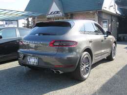 世界にたった一台のアメ車をカスタム。貴方だけの一台に仕上げたカスタムパッケージもご用意。お客様の理想をカタチに。福岡輸入車専門店LOOK'Sにお任せください。