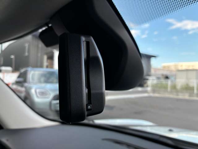 ITSスポット対応ETC車載器システム内蔵自動防眩ルームミラーが付いております。