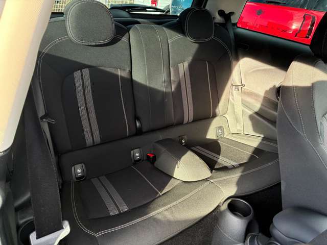 後部座席も、へたり・破れなどがなく、キレイな状態です！