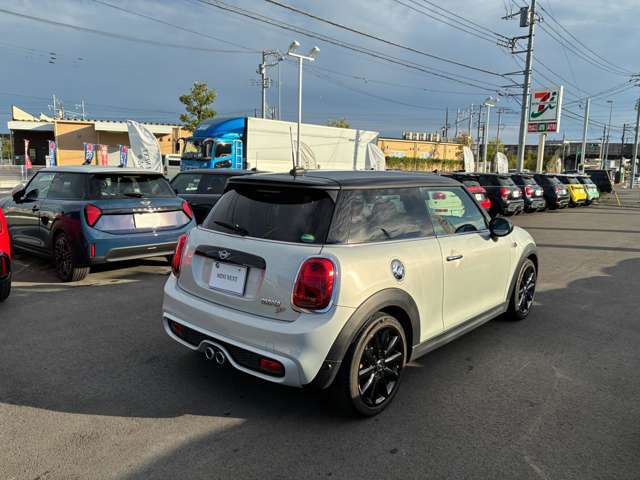 全国の正規ディーラーにてメンテナンスなどが可能な保証付き認定中古車となります！100項目にもおよぶ点検を納車前に行い、ご自宅まで納車（全国納車）いたします！