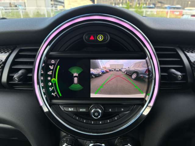 リアビューカメラとフロント・リヤPDC付きになります。リヤビューカメラの解像度が非常に高く、またPDCも音とリングの色の変化で距離を知らせてくれるため非常にバックしやすいです。