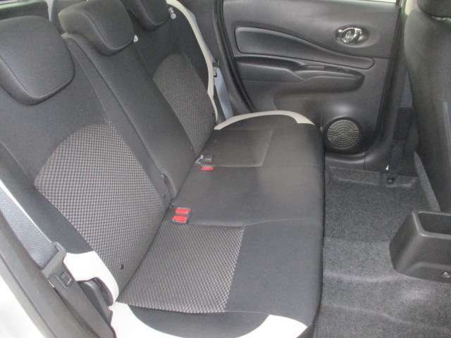 座るとわかる　広さタップリ　大人でも余裕です