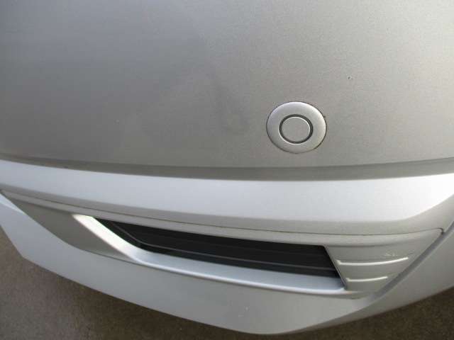 前後障害物センサー　センサー反応時アクセルの踏み間違いによる発進を抑制します