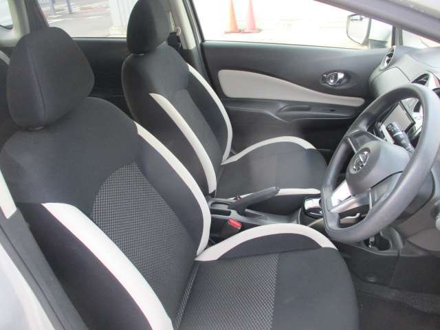 ゆったり余裕の運転席　快適なドライブが楽しめます