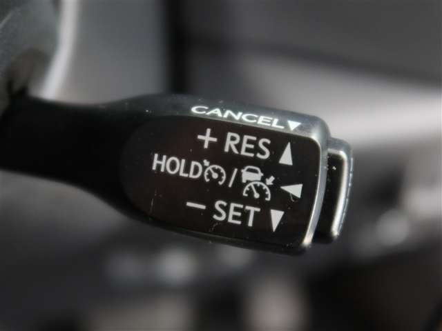 クルーズコントロール付きで高速道路走行での疲労を軽減します。