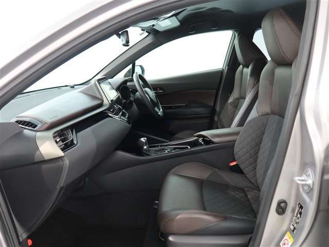 高いホールド性で運転姿勢が安定します。長距離ドライブでも疲れにくいのが魅力です。快適なドライビングライフをお送りください♪