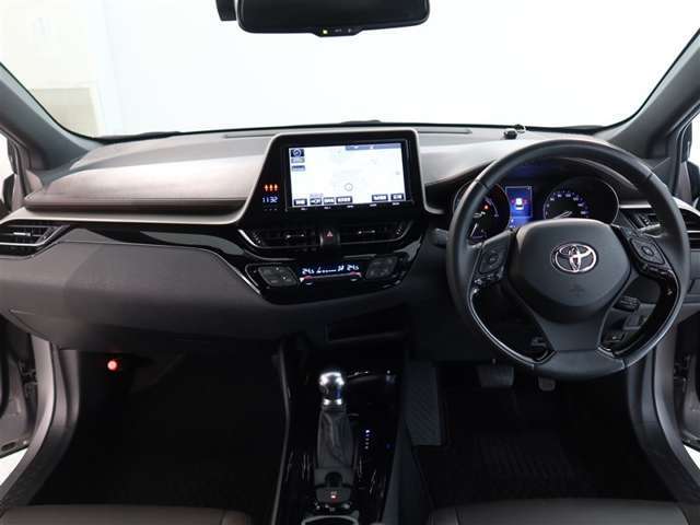 スタイリッシュなデザインのインパネ。各操作スイッチは使いやすい位置に配置されてます。