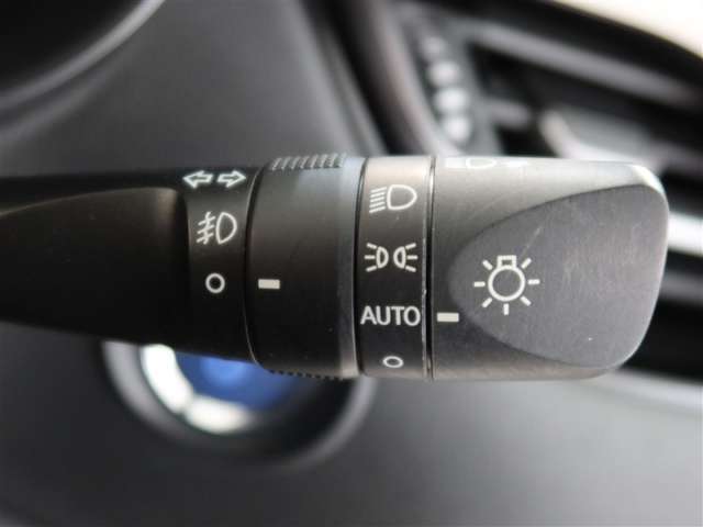 周囲が暗くなると自動でヘッドライトを点灯するオートライト機能付き。周囲が明るくなると自動で消灯します。