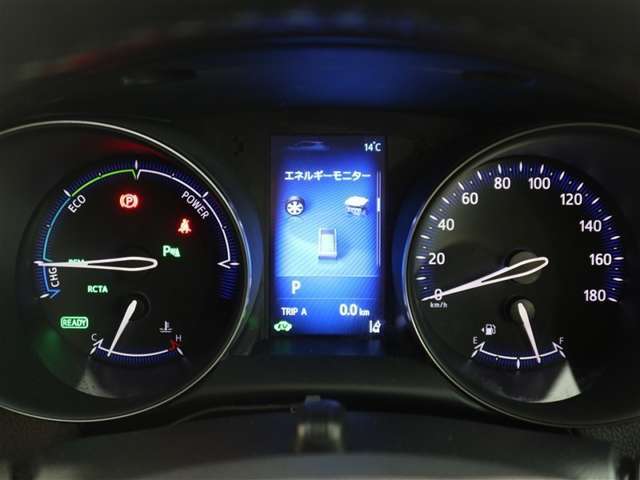とっても見やすいメーターです。夜間時はラグジュアリーな気分にさせてくれる照明が魅力ですので、夜のドライブも楽しみになりますよ♪