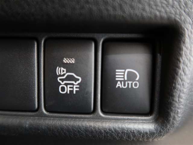 オートマチックハイビームとは、先行車や対向車のライトを認識し、ハイビームとロービームを自動で切り替える機能です。夜道の視界を確保します。詳細は販売店スタッフまでおたずねください。