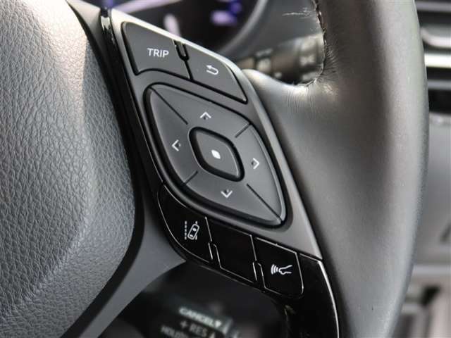 ステアリングスイッチ付き。前方から目を離すことなく操作することが可能です。