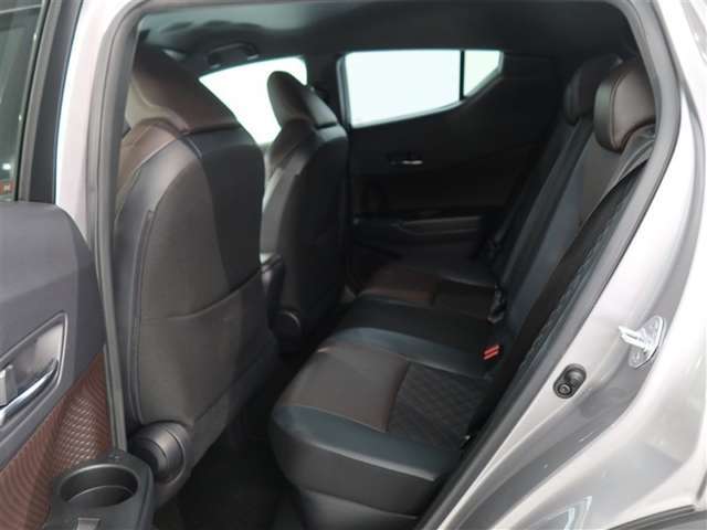 おひとり、恋人、ご友人、ご家族など、少人数でも大人数でもお出かけが楽しめます。この車で楽しいドライビングライフを送りましょう♪