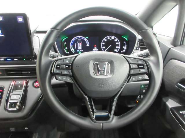 ハンドルの両側に操作ボタンが付いております。運転しながら操作ができるのでとっても便利！