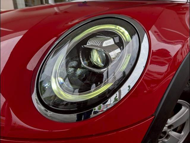 先進のLEDヘッドライトを装備。視認性と明るさが向上しより、安全運転をお楽しみいただけます。