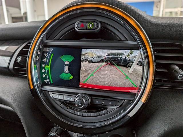 バックカメラ装備。後方確認に役立ち、楽々駐車やバックをしていただけます。