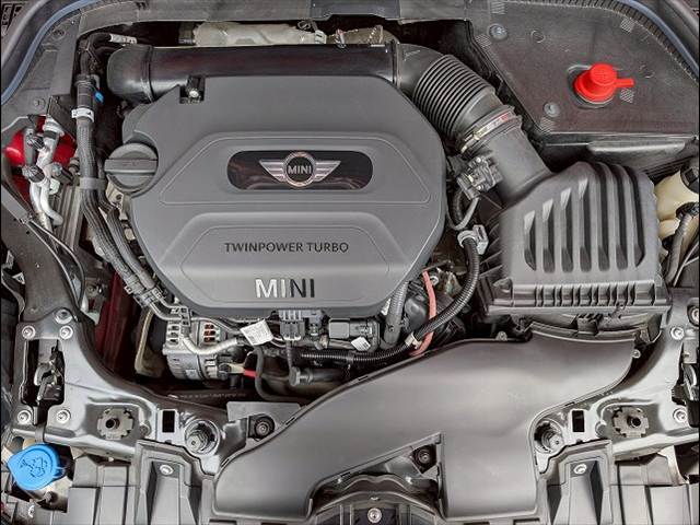 有償の修理保証「GS　WARRANTY」　をご用意。初年度登録13年未満10万km以下の輸入車まで加入でき、保証範囲も広く、輸入車238種類，無料ロードサービスも付いています。
