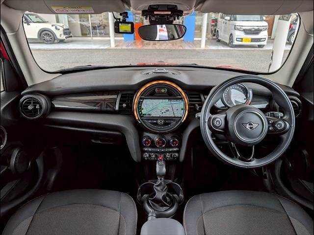 MINIならではのコックピット！！高級感があり、かつシンプルなデザインが飽きがこないとご好評いただいております。スイッチ一つ一つにも「こだわり」とセンスを感じます。