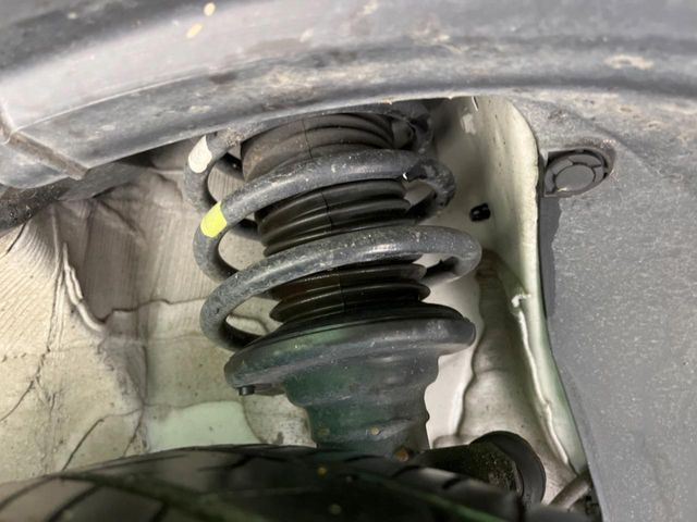 お車を安心してお乗りいただく為には、足回りの定期点検が欠かせません。サービスサポート（有償保証）では無料点検もご提供しており、安心のカーライフをお過ごしいただけるサポート体制が整っています。