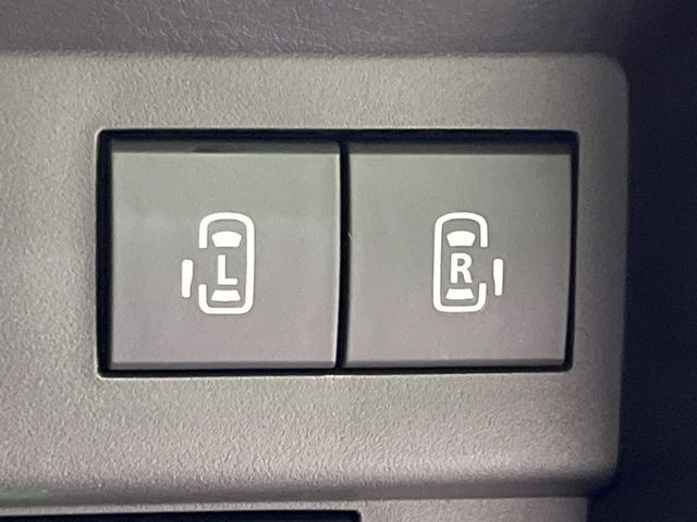 【両側パワースライドドア】スマートキーや運転席のスイッチで後席両側スライドドアの開閉が可能♪電動だから力を入れてドアを開ける必要が無く、小さなお子様でも簡単に開け閉めでき快適です♪