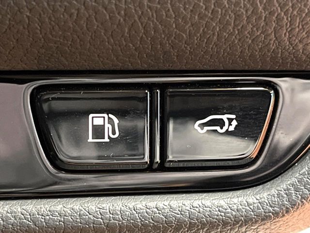 【パワーバックドア】スマートキーや運転席のボタンを押すだけでリアゲートが自動で開閉します！荷物を持っている時や、高い位置にあるバックドアを閉める際に便利な機能です♪