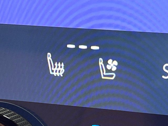 【シートベンチレーション】夏場は涼しい風でお尻や背中の熱やムレを防ぎ、冬はエアコンよりも早く温まってポカポカに！季節を問わず快適に過ごせます。