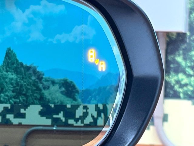 【ブラインドスポットモニター】走行中、ドアミラーの死角になりやすい箇所に後続車が接近するとサイドミラーのレンズに警告を表示！ドライバーに注意喚起をしてくれます。