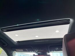 【サンルーフ】開放感たっぷりの希少装備、サンルーフが装着されています！車内に明かりを取り入れたり景色を楽しむ以外にも、車内の空気も簡単に換気できて快適です！