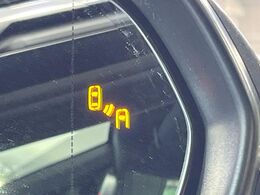 【ブラインドスポットモニター】走行中、ドアミラーの死角になりやすい箇所に後続車が接近するとサイドミラーのレンズに警告を表示！ドライバーに注意喚起をしてくれます。