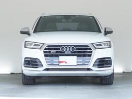 AUDIの特徴シングルフレームグリルは力強さとエレガントな雰囲気を醸し出します。