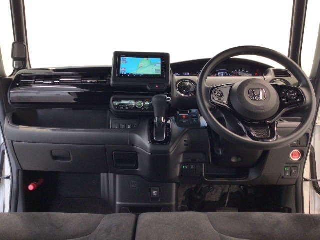 【前方視界】開放的な前方視界！運転がしやすく疲れにくいです♪窓が大きく、見通しがとっても良いおクルマですよ♪