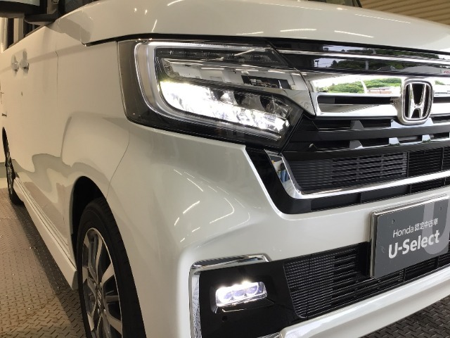 【LEDヘッドライト】ディスチャージヘッドライト（HID）と同等の明るさで、夜道や雨天走行が明るく視界良好！！　フォグライトも装備で、安心感さらにUPです♪安心ドライブを楽しんで下さい♪