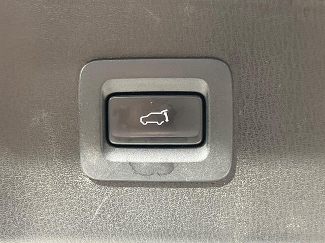 【パワーバックドア】スマートキーや運転席のボタンを押すだけでリアゲートが自動で開閉します！荷物を持っている時や、高い位置にあるバックドアを閉める際に便利な機能です♪