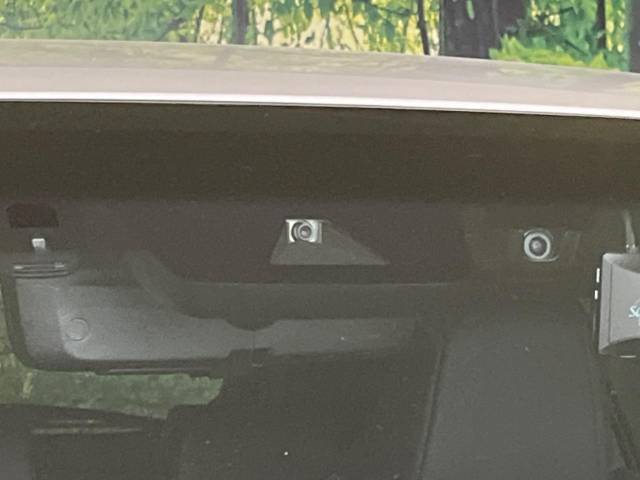 【トヨタセーフティセンス】走行中に前方の車両等を認識し、衝突しそうな時は警報とブレーキで衝突回避と被害軽減をアシスト。より安全にドライブをお楽しみいただけます。