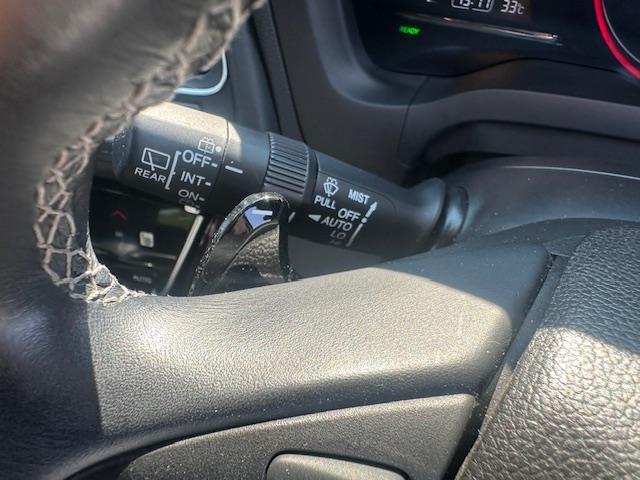 【パドルシフト（AT車）】MT車と同じように好きなギアで走ることができます！ステアリングから手を離さずに指先だけでシフト操作ができ、よりスポーティな走りをお楽しみいただけます。