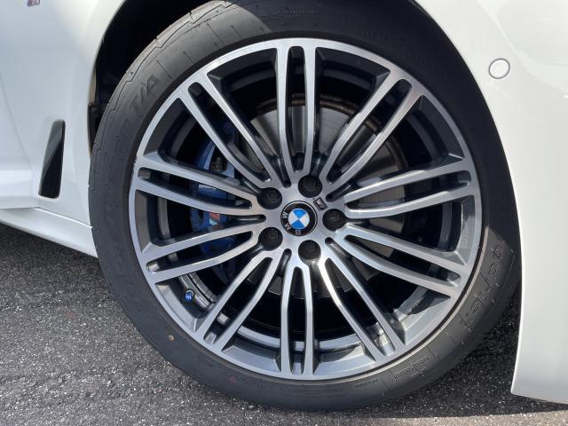 BMWならではの卓越した走りを支えるホイールと足回りです！日本車の走りに慣れている方にもぜひ体感して頂きたいほど、高いレベルでまとまっています！