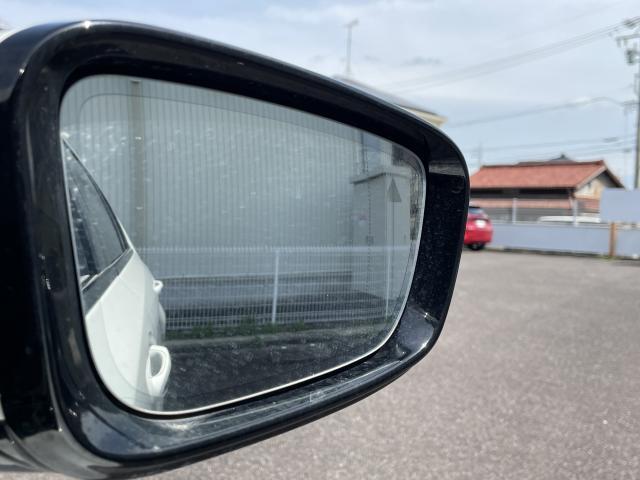 走行中にリアバンパーに組み込まれたセンサーが、ドライバーから死角になる左右後方の車両や、追い越し車線上を急接近してくる車両を認識し、点灯させドライバーに警告します。