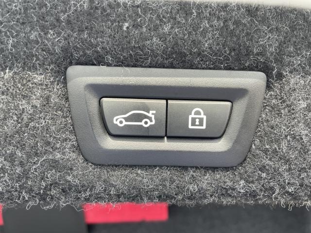 電動パワーゲートです。開閉がボタン1つで開け閉め行えます。また、状況に応じてのトランクハッチ開閉量を簡単に設定可能です。スマートオープナーも便利な機能です。ぜひお試しください。