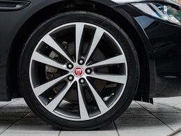 19インチ5スプリットスポークブラックホイール！エクステリア全体にマッチするようにデザインされ、車体との一体感とスポーティな印象を感じられます。存在感を高めるレッドキャリパーも装備！