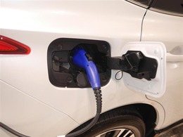 専用の充電コードを家庭用コンセントと車につなぐだけで充電スタート！（ご自宅の配線工事が必要な場合があります）