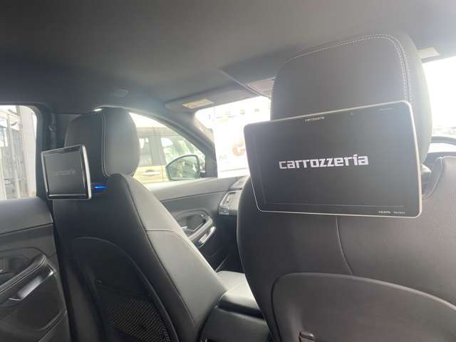 あると便利な【後席モニター】運転席助手席後ろに搭載。