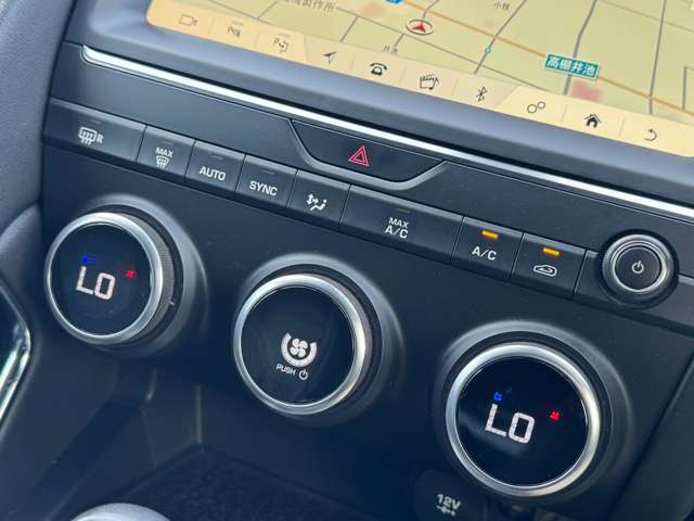 【オートエアコン】一度お好みの温度に設定すれば、車内の温度を検知し風量や温度を自動で調整。暑い…寒い…と何度もスイッチ操作をする必要はありません。快適な車内空間には必須の機能ですね♪