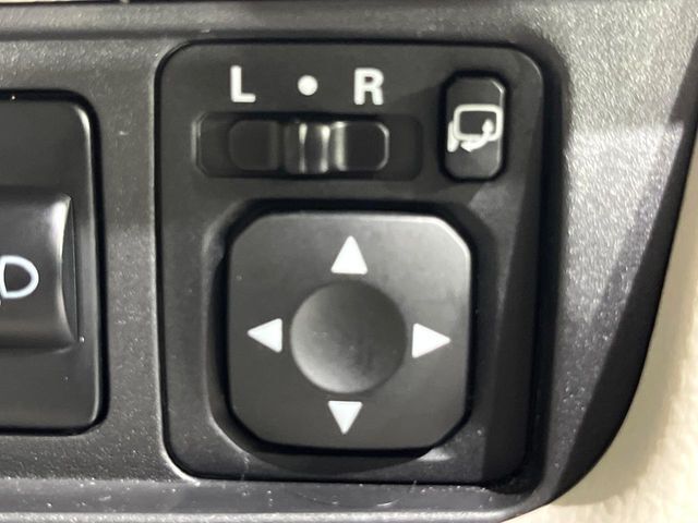 【電動格納ミラー】サイドミラーは電動格納式となっており、狭い駐車場でもキズがつくリスクを抑えられます。