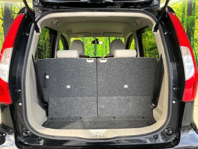 普段のお買い物や通勤、送迎等に十分な荷室スペースを確保しております。セカンドシートを倒すと、大きな荷物の積載も可能です♪