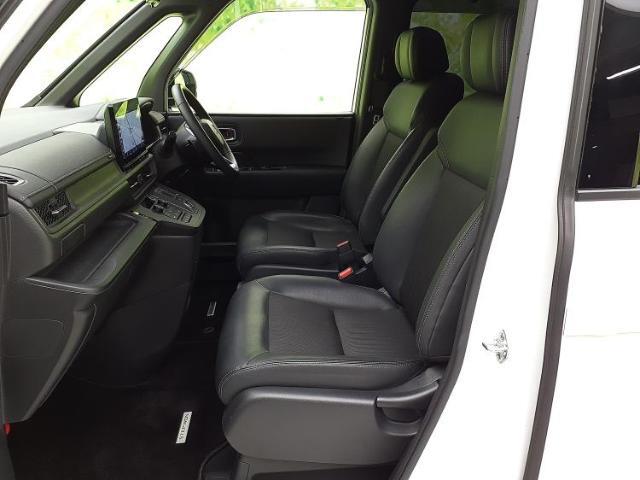 WECARSでは各商談席に大型モニターをご用意しております！見やすい大画面でゆったりと全国の在庫をご覧いただけます！是非ご来店お待ちしております！