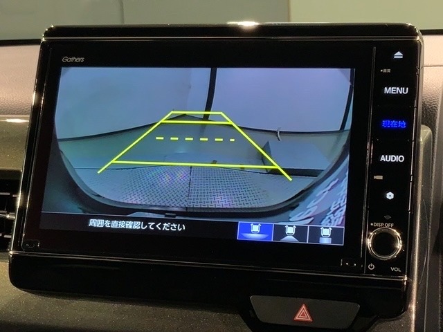 リバースギアに入れるだけで後方の表示へ切り替わります。夜間や雨の日の駐車も楽になりますよ。