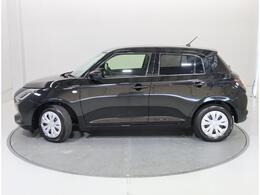 流れるようなサイドラインと低重心のプロポーションが優美さと俊敏さを感じさせる、スズキのコンパクトです。