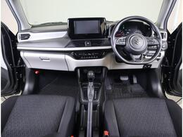 運転に集中できる機能美とコンパクトながらも広々とした室内空間が、クラスを超えた洗練さと快適性と感じさせます。