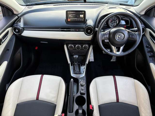 車内はご覧の通り清潔感のある室内でございます♪スイッチ類などもシンプルな操作のしやすいものですので機械が苦手な方でも安心ですね♪もちろん禁煙車なので煙草の匂いや焦げ跡はございません♪