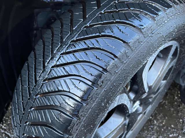 タイヤの溝もしっかりと残っておりますので、ご納車後すぐの履き替えの心配もございません♪スタッドレスタイヤに関しましてもお気軽にご相談下さいませ♪